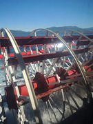 de boot is een 'Mississippi Paddlewheeler'