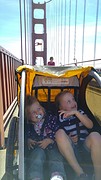 Elin en Roos op de Golden Gate Bridge