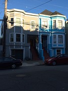 ons appartement (bruin gebouw, middelste verdieping)