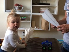 spelen met papieren vliegtuigjes was favoriet na de luchtshow