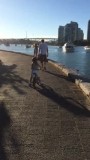 Roos fietst op de Seawall