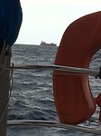 Alleen maar beroepsvaart om ons heen, geen verstandige recreant waagt zich op zee.