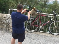 Zo trof ik mijn fiets aan, alle toeristen maakten foto's, droeg bij aan mijn plaatselijke bekendheid