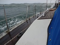 Tegen de golven in