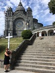 Froukje voor Santa Lucia Basilica