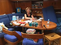Froukje bergt de boodschappen op