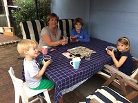 Froukje met de kleinkinderen