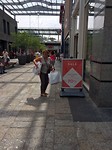 Thuis grijpt Froukje haar kans