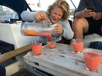 Grietje schenkt cocktails