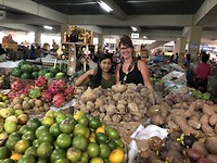 Met de fruit verkoopster op de foto