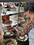 Lunch in de lokale warung