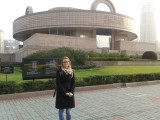 Met mijn 'zijde'  sjaaltje voor het National Museum