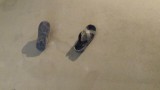 De schoenen van de man die aan de balustrade hangt