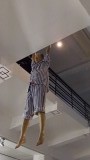 De man die aan de balustrade hangt