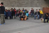 Wachtende mensen op het station