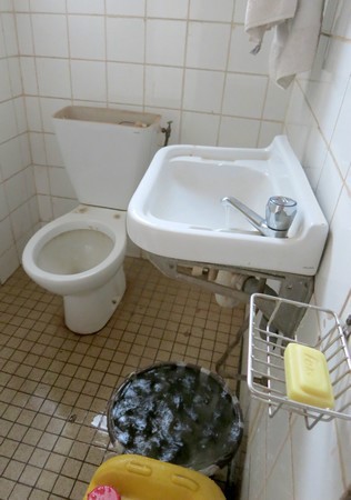 Kameroen 3 Lekkende kraan en gammele badkamer