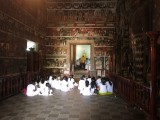 5. biddende meisjes in tempel