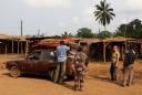 taxi toyota met bagage en een aantal passagiers