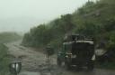 In de gietende regen de weg verkennen