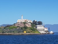 Alcatraz, zicht vanaf de boot die erheen vaart.