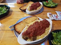 Spaghetti and meatballs met een griekse salade