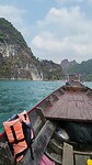 Longtailboot onderweg naar drijvend resort