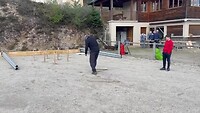 8. Ton probeert Quilles de huit te spelen