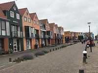 Gekleurde huisjes langs de haven