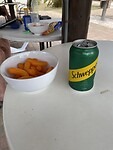 Knabbeltje en drankje bij het zwembad