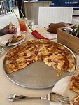 Elk een halve pizza bij Surf side