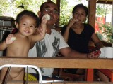 Familie Partama bij Alola Inn in Padangbai