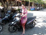 Een serveerster van Bintang Bali, onherkenbaar
