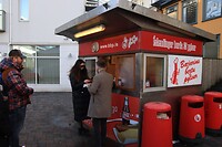 Gids Ben in de rij voor de hotdog