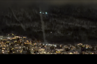 Lichtpuntjes op de berg zijn skiërs