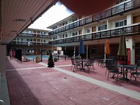Binnen plaats met zwembad. Ramada hotel