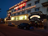 Voorkant van ons hotel by night