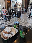 Koffie, beignets en live muziek