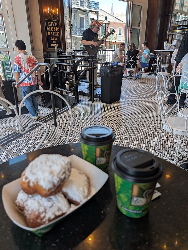 Koffie, beignets en live muziek
