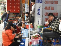 Op de stoep in Hanoi 😀