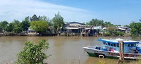 Op de oever van de rivier