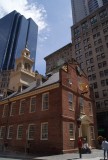 Oude huizen tussen de hoge wolkekrabbers in Boston