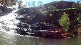 zwemmen onder de waterval