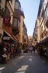 Nagemaakt oud Europees straatje met leuke winkeltjes.
