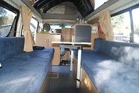 Inrichting van de bus,  alles wat we nodig hebben zit er in, zelfs een magnetron en broodrooster!