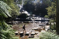 Wandelen met een oversteek van de waterval.