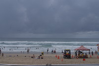 Geen best weer, maar wel druk op het strand.