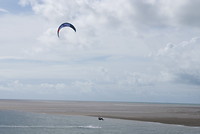 Kitesurfer maakt sprongen