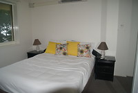 Het bed is groter dan de hele camper!