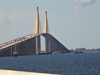 Een van de grote bruggen die de eilanden met elkaar verbinden