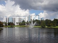 Hotel Fountains, 8 grote gebouwen met vele appartementen.